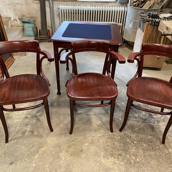 Thonet kártya asztal székekkel - szerkezeti stabilitás, felület politúrozás /asztalosporta